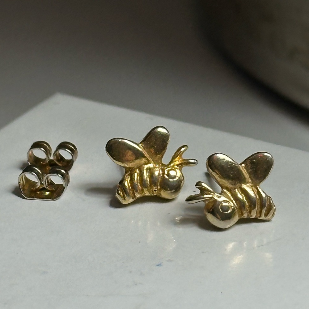 DISNEY Signed Vintage Bee 🐝 Gold Stud Earrings | Cute Bumblebee Pierced GUC - Picture 4 of 6